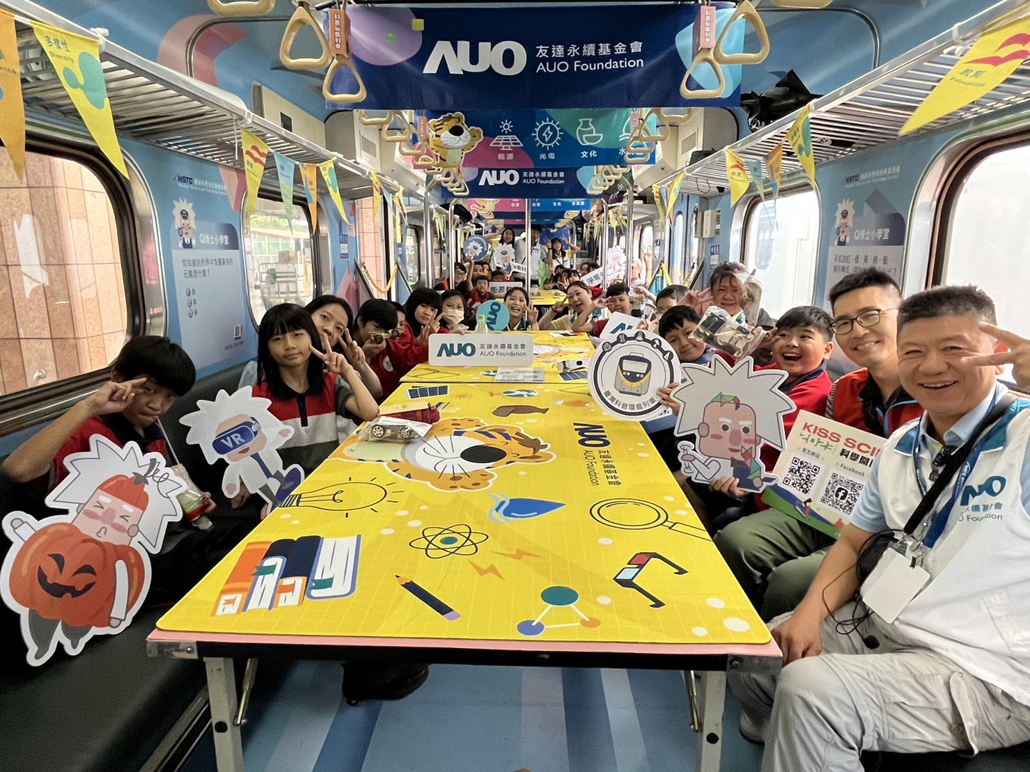 人生就是博永續基金會參與「臺灣科普環島列車」，設計基礎科學車廂課程，以「淨零碳排和永續能源」為主題，讓學生透過創意實驗認識淨零知識，以及思考生活中的減碳行為