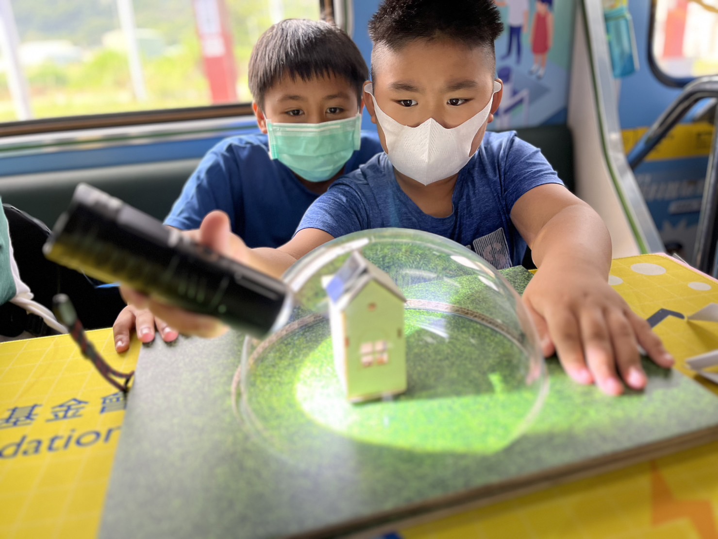 人生就是博參與基礎科學主題車廂，以STEAM教學精神，設計「逐日科學家」、「太陽能工程師」以及「淨零建築師」三大能源科普課程和實驗